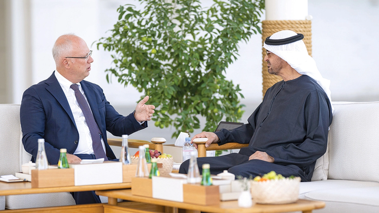 تعاون استراتيجي جديد.. رئيس الدولة يبحث ملفات مشتركة مع مبعوث روسيا في دبي